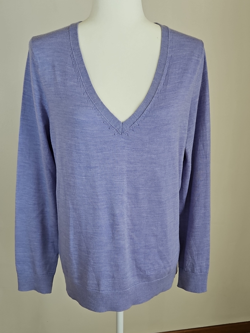 Banana Republic 100% Merino Wool V Neck Sweater Lightweight Lavender M Preppy